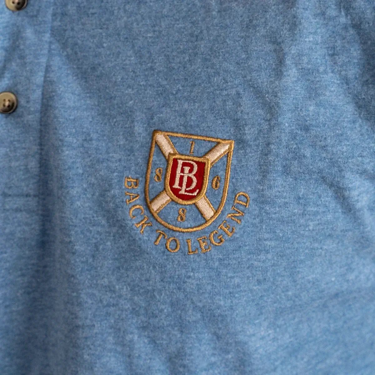 Polo homme Clubhouse bleu chiné à manches longues BACK to LEGEND (zoom broderie)
