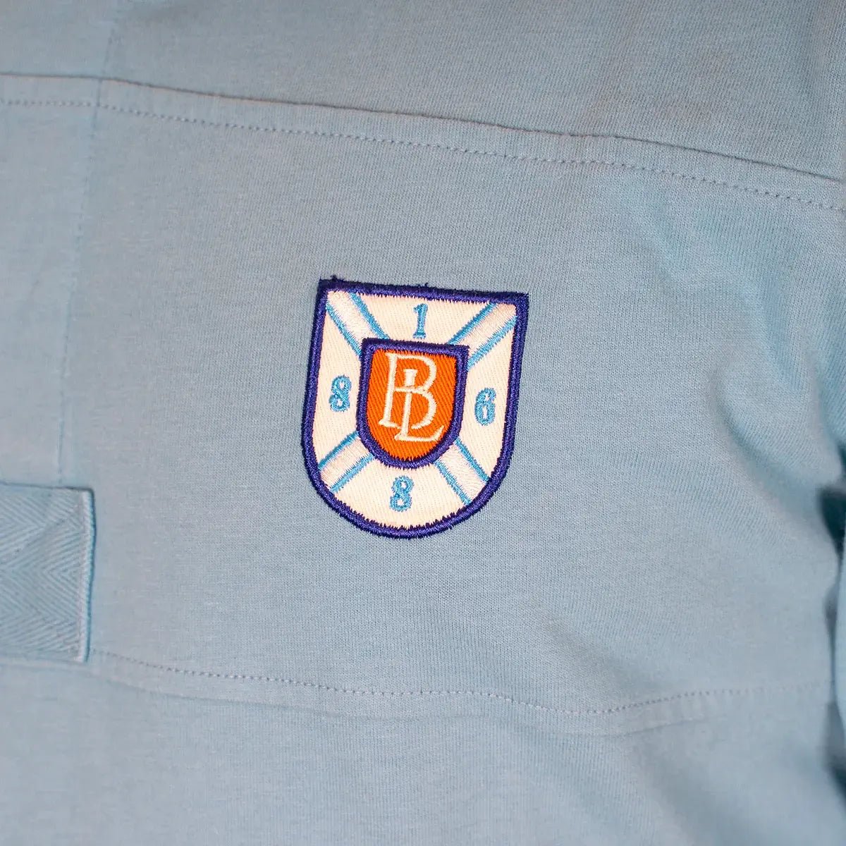 Polo ml jersey peau de pêche bleu turquoise n°9 BACK to LEGEND (zoom sur le badge poitrine)