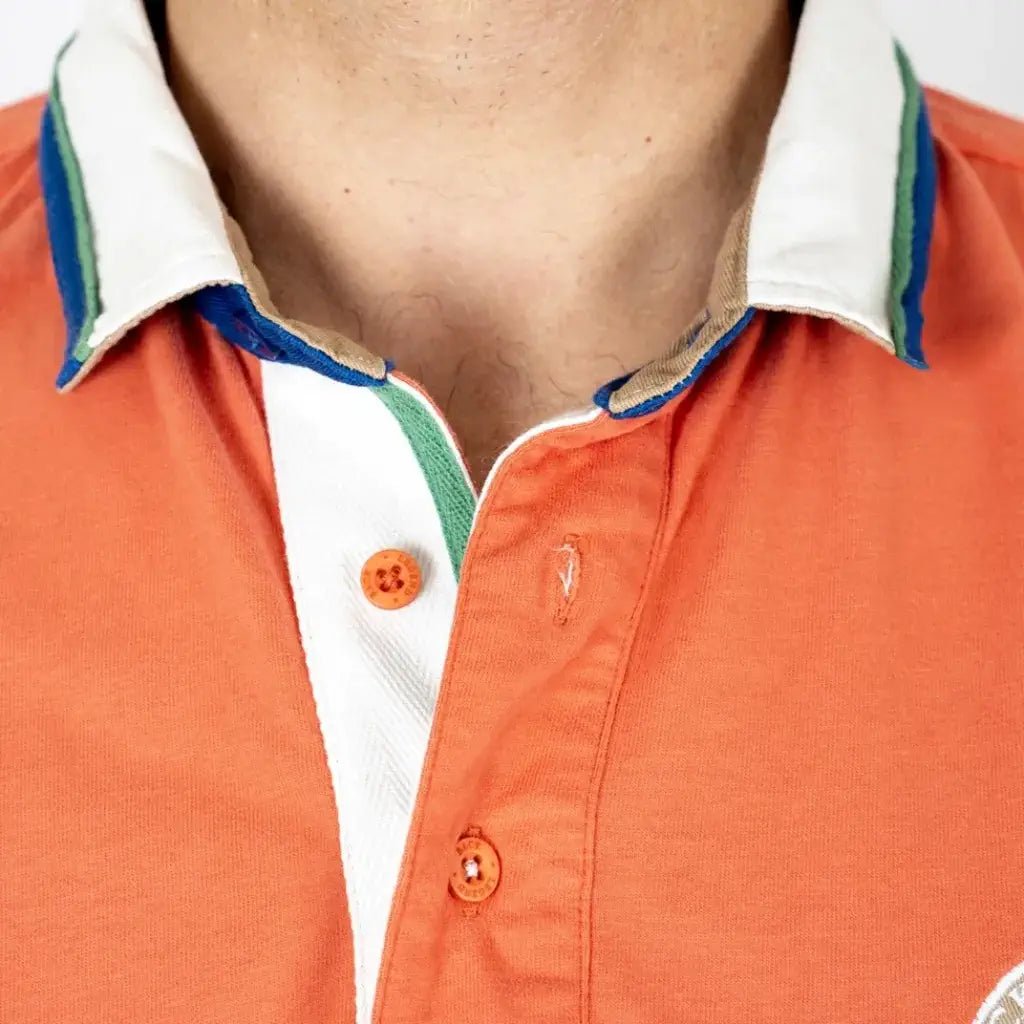 Polo orange à manches longues effet peau de pêche BACK to LEGEND (zoom sur le col boutonné)
