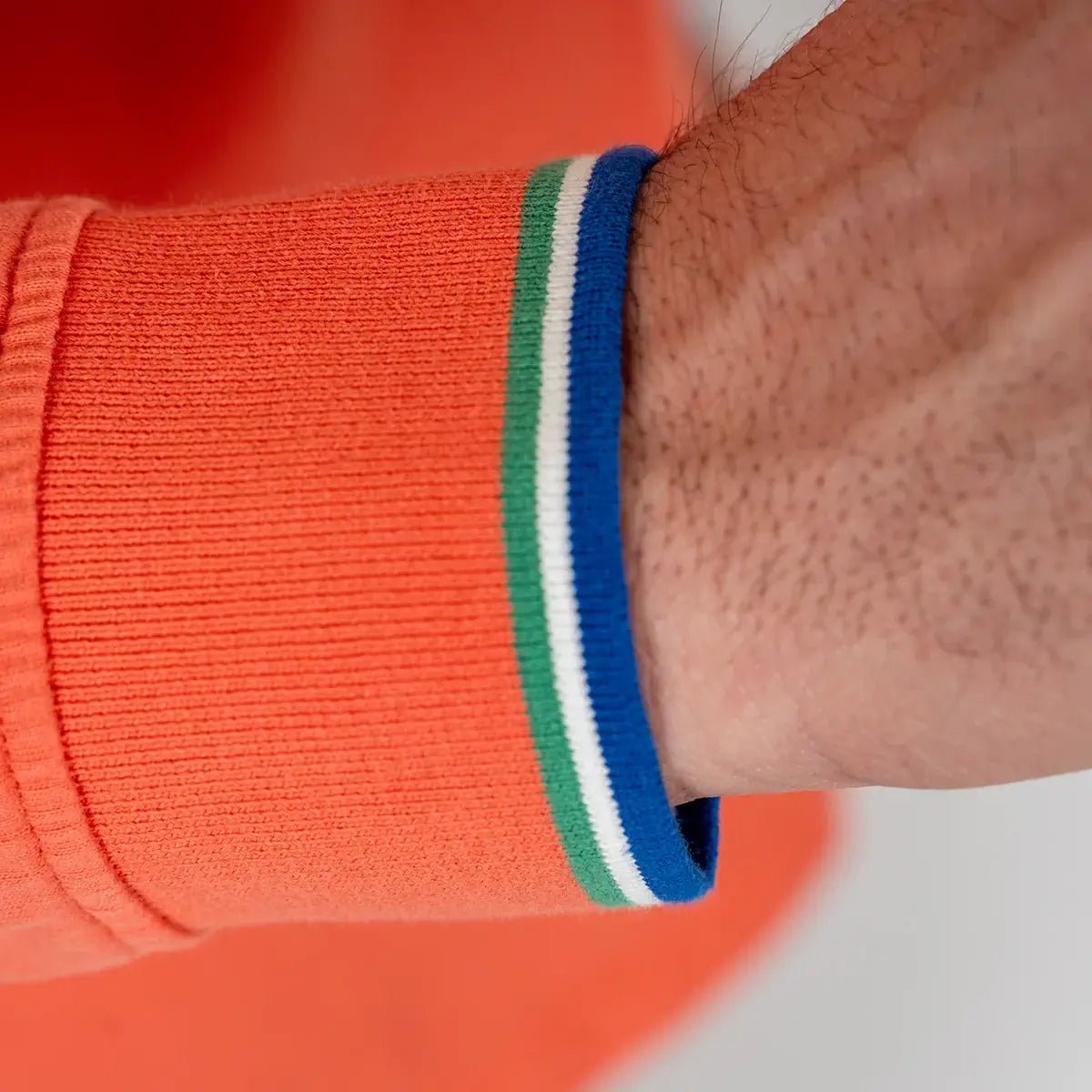 Polo orange à manches longues effet peau de pêche BACK to LEGEND (zoom bord de manche rayé)