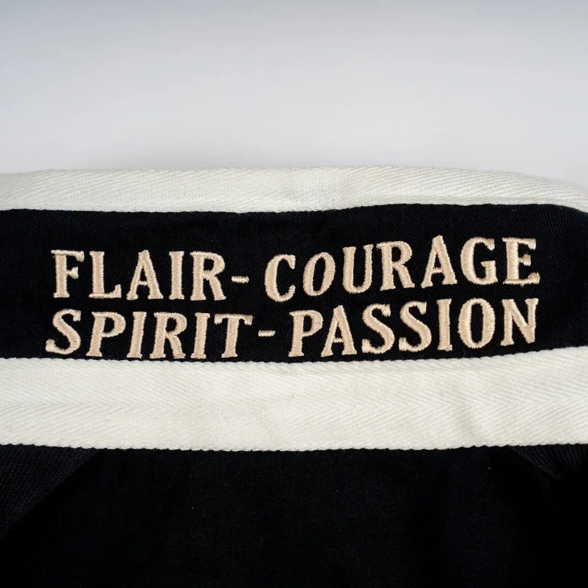 Polo à manches longues noir Barbarians n°10 BACK to LEGEND (zoom sous col)