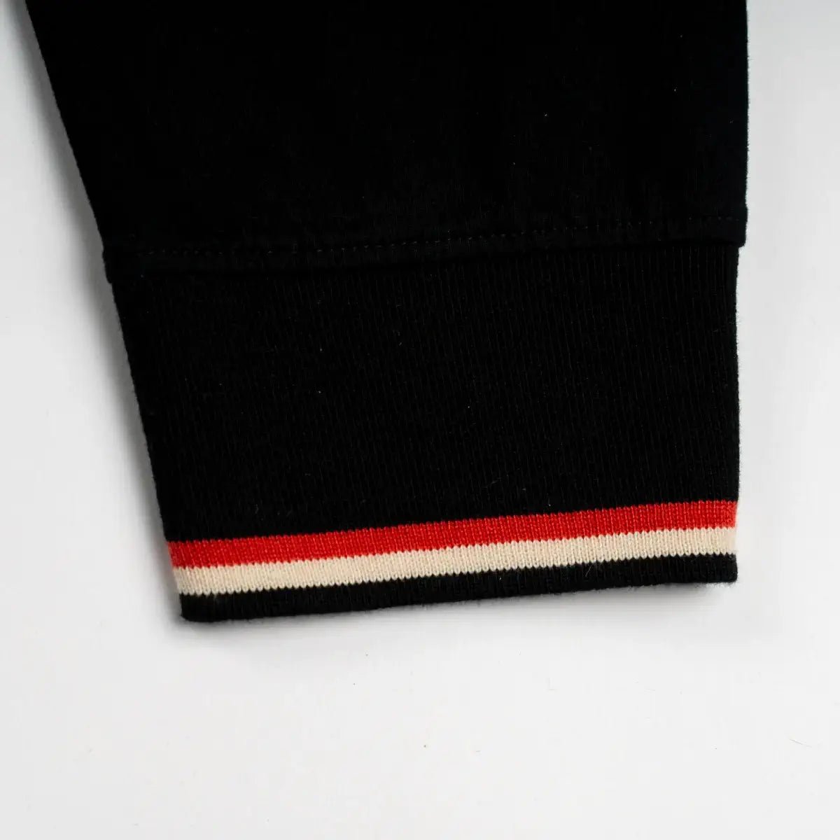 Polo à manches longues noir Barbarians n°10 BACK to LEGEND (zoom bord de manche)