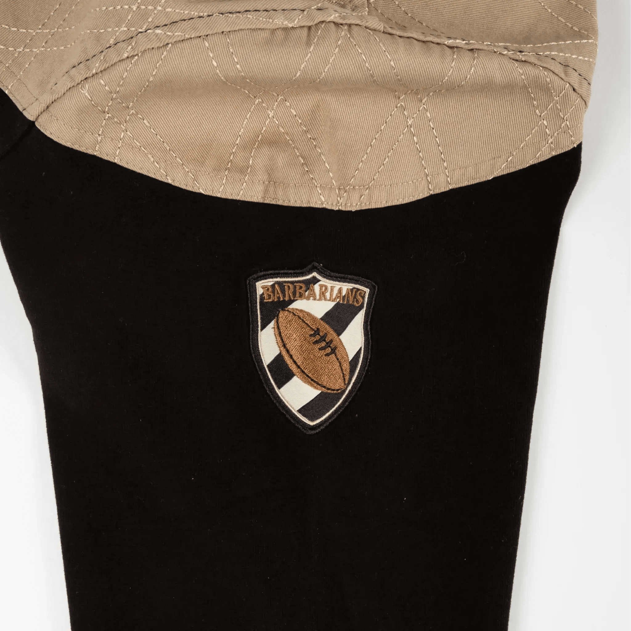 Polo scapulaire beige et noir Barbarians à manches longues (zoom écusson brodé)