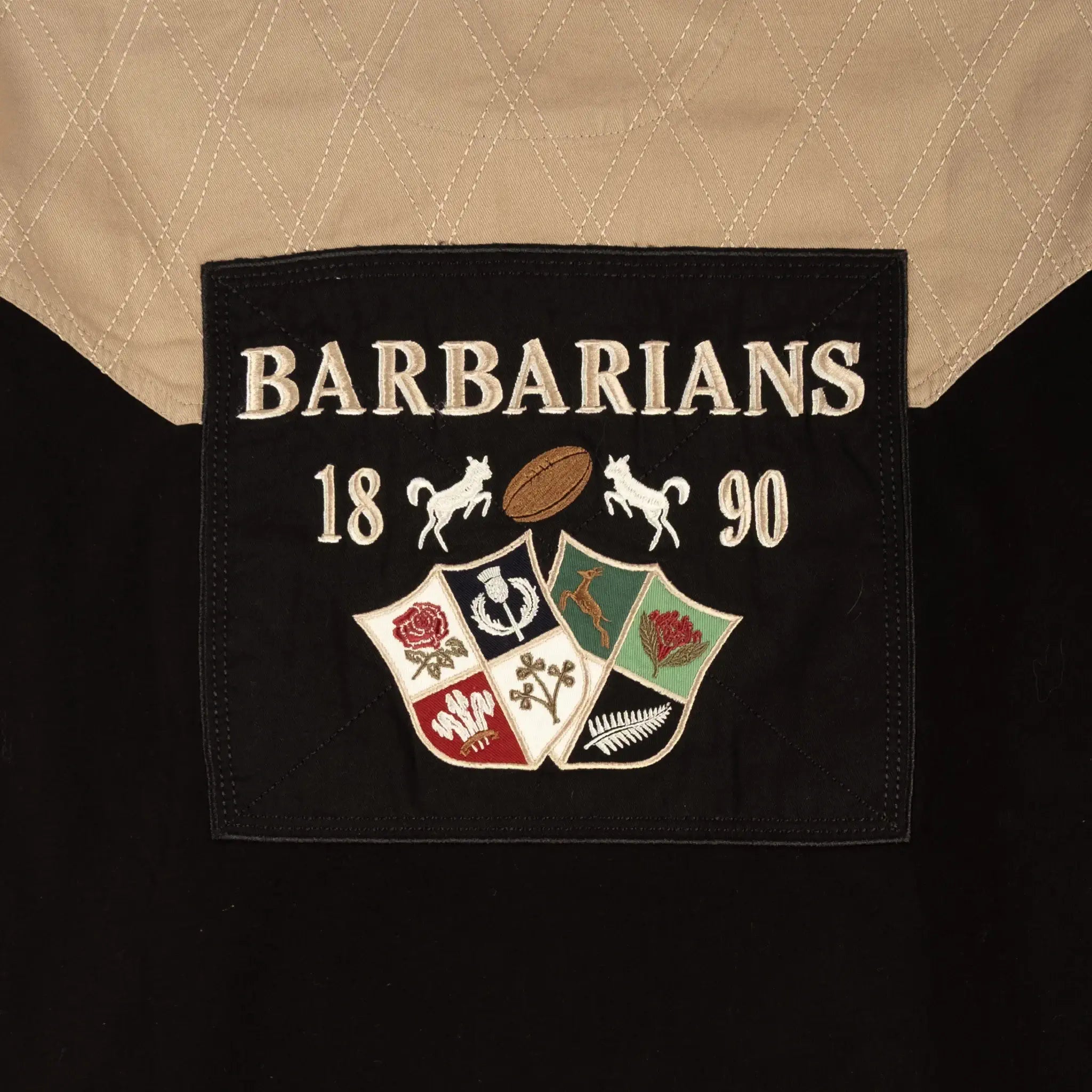 Polo scapulaire beige et noir Barbarians à manches longues (zoom patch dorsal)