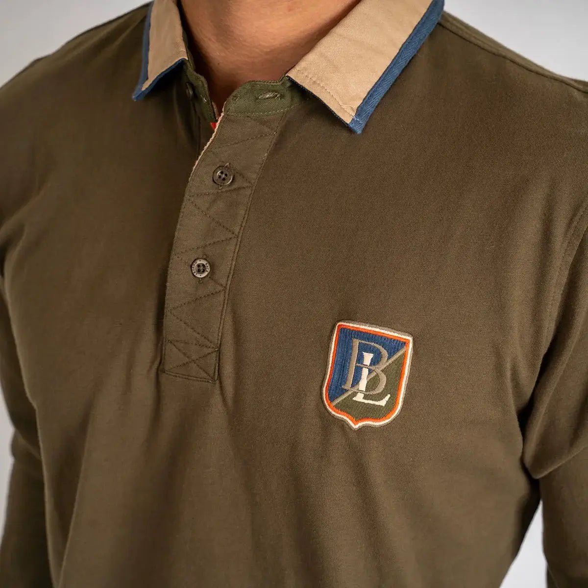 Polo vert kaki à manches longues et col contrasté BACK to LEGEND (zoom poitrine)