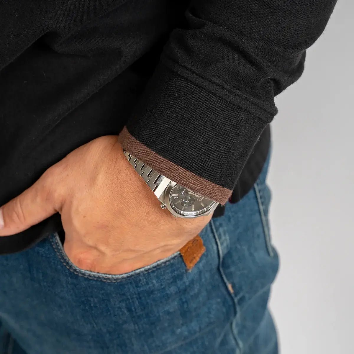 Polo noir manches longues brodé d'un ballon de rugby BACK to LEGEND (zoom sur le poignet)