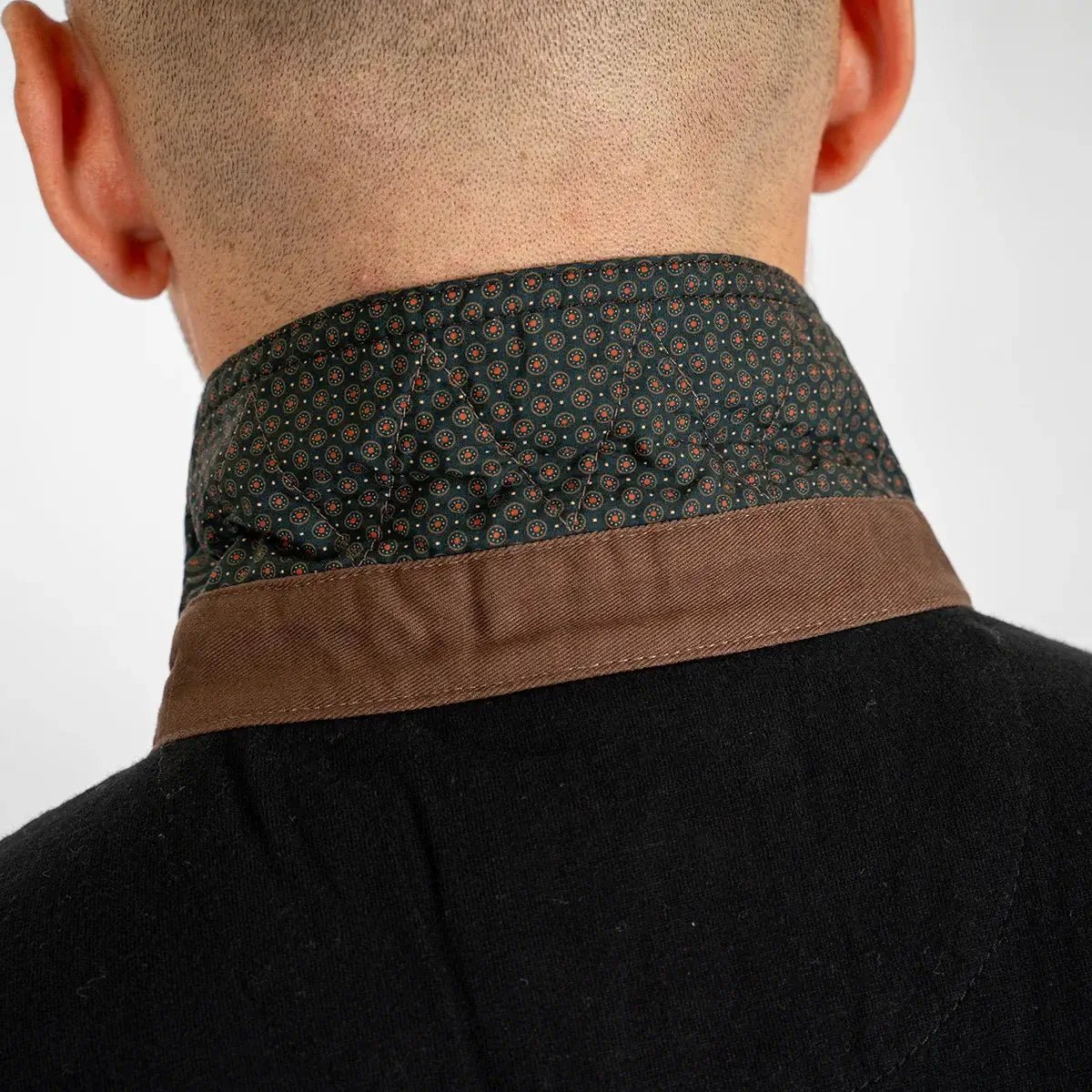 Polo noir manches longues brodé d'un ballon de rugby BACK to LEGEND (zoom popline imprimée dessous de col)