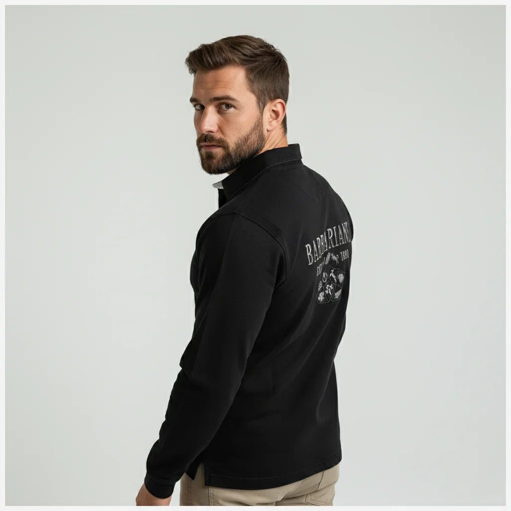 Polo noir homme à manches longues Barbarians multi-badge (vue de 3/4 dos)