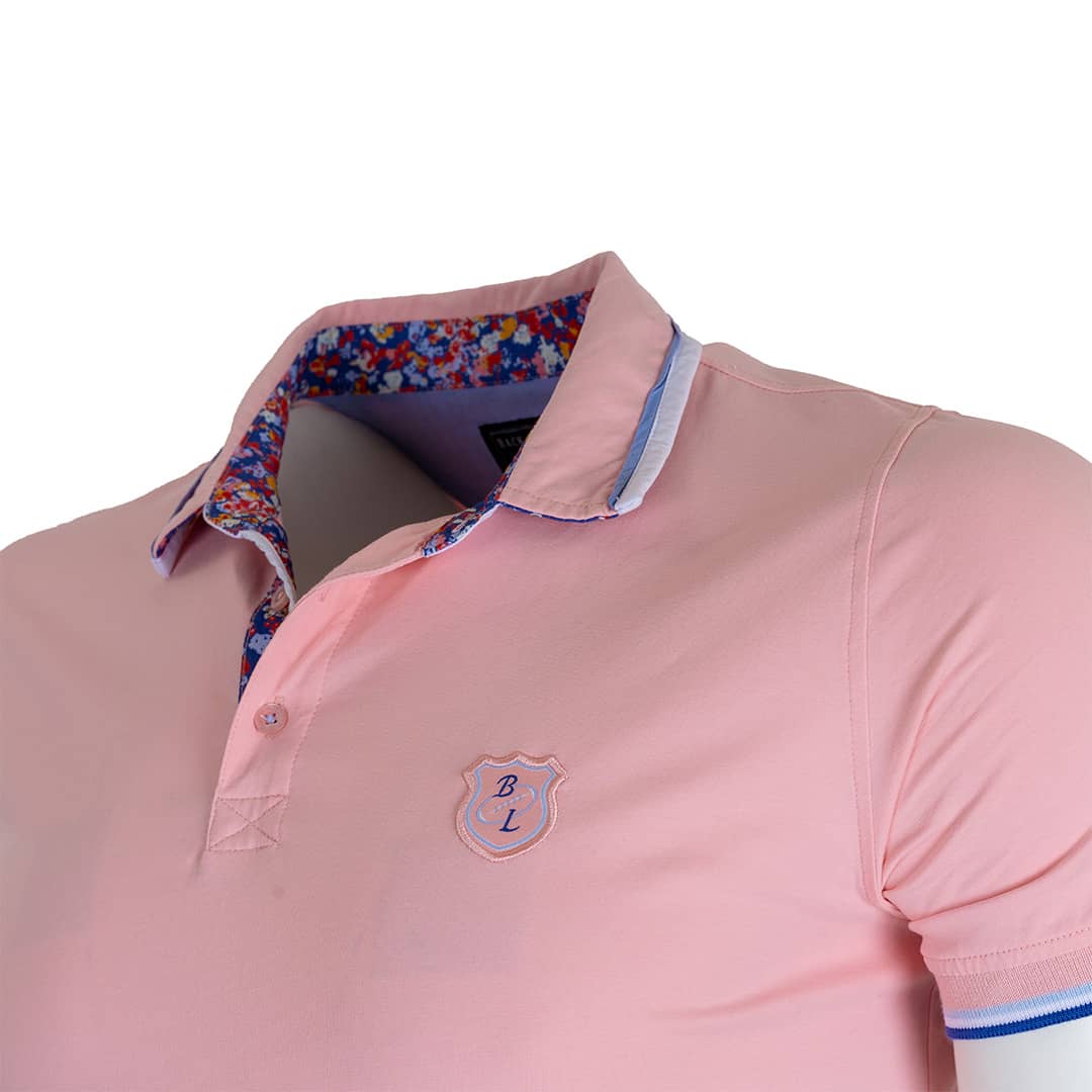 Polo homme rose pâle en jersey élasthanne (zoom poitrine et col)