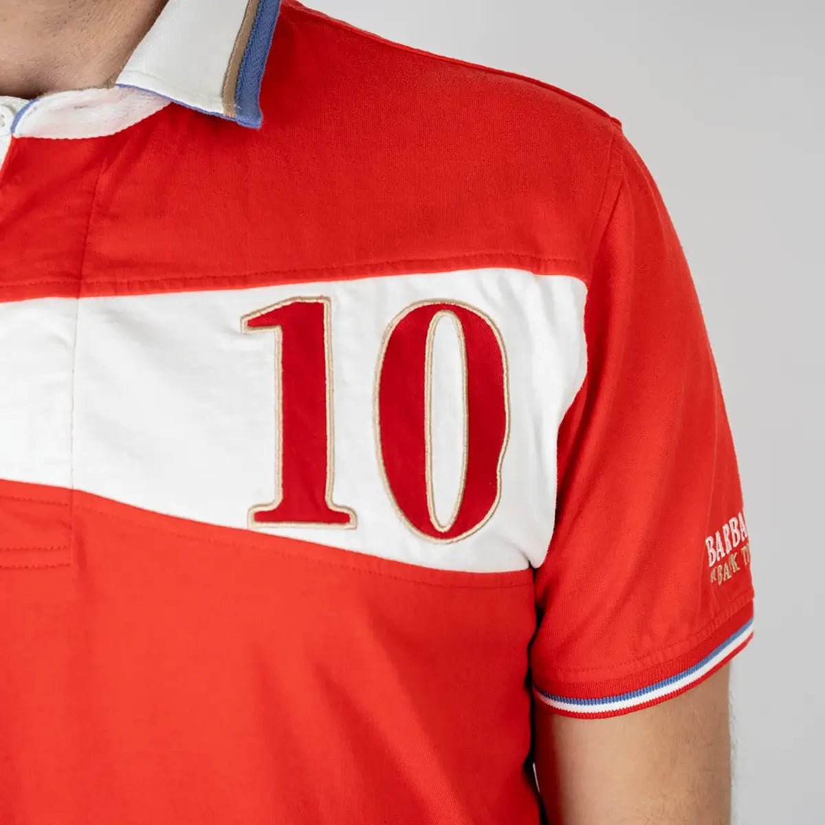 Polo rouge Barbarians n°10 BACK to LEGEND (zoom poitrine)