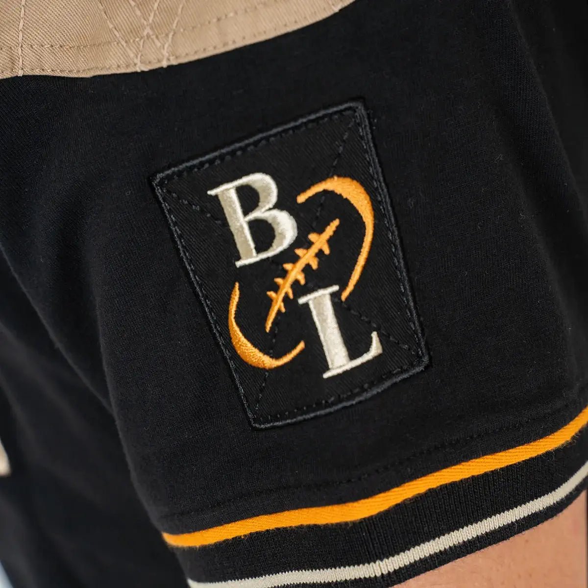 Polo scapulaire beige et noir Barbarians BACK to LEGEND (zoom manche droite)