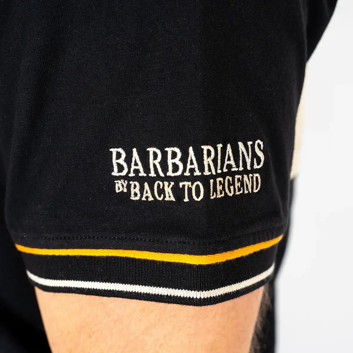 Polo scapulaire beige et noir Barbarians BACK to LEGEND (zoom manche gauche)