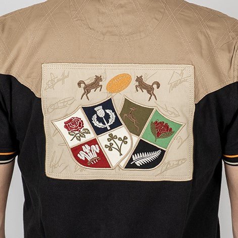 Polo scapulaire beige et noir Barbarians BACK to LEGEND (zoom patch dorsal)