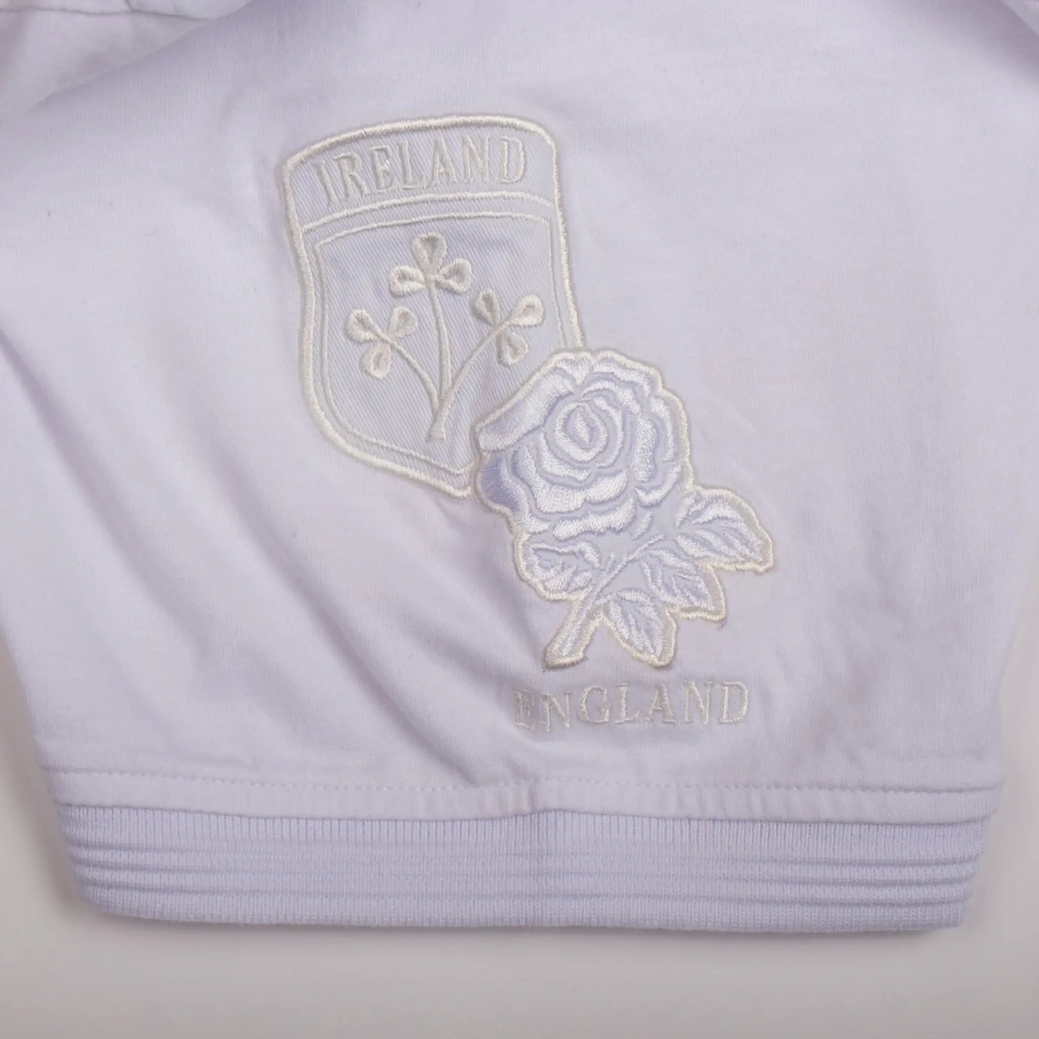 Polo scapulaire blanc Barbarians BACK to LEGEND (zoom broderies)