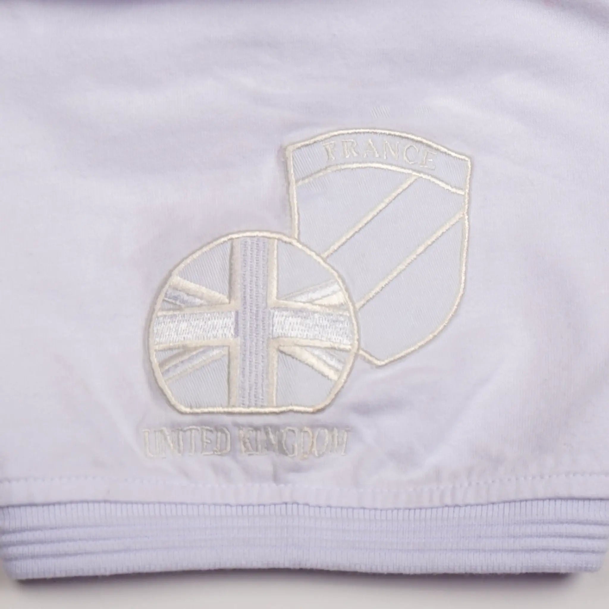 Polo scapulaire blanc Barbarians BACK to LEGEND (zoom broderies)