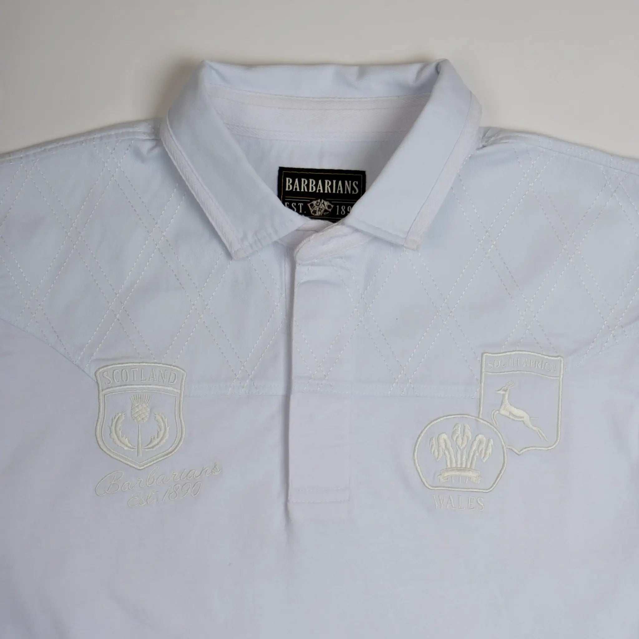 Polo scapulaire blanc Barbarians BACK to LEGEND (zoom col et poitrine)