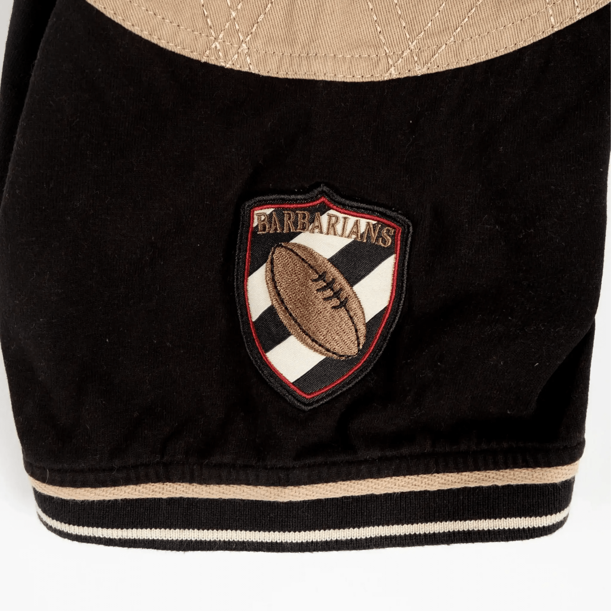 Polo scapulaire noir et beige du XV Barbarians (zoom écusson brodé)
