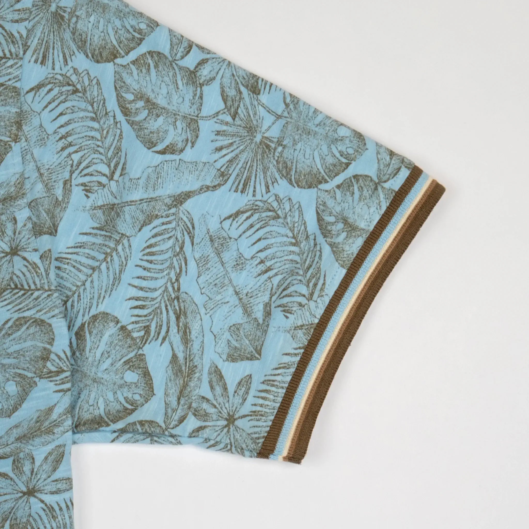 Polo bleu ciel imprimé tropical 100% coton slub BACK to LEGEND (zoom bord de manche)