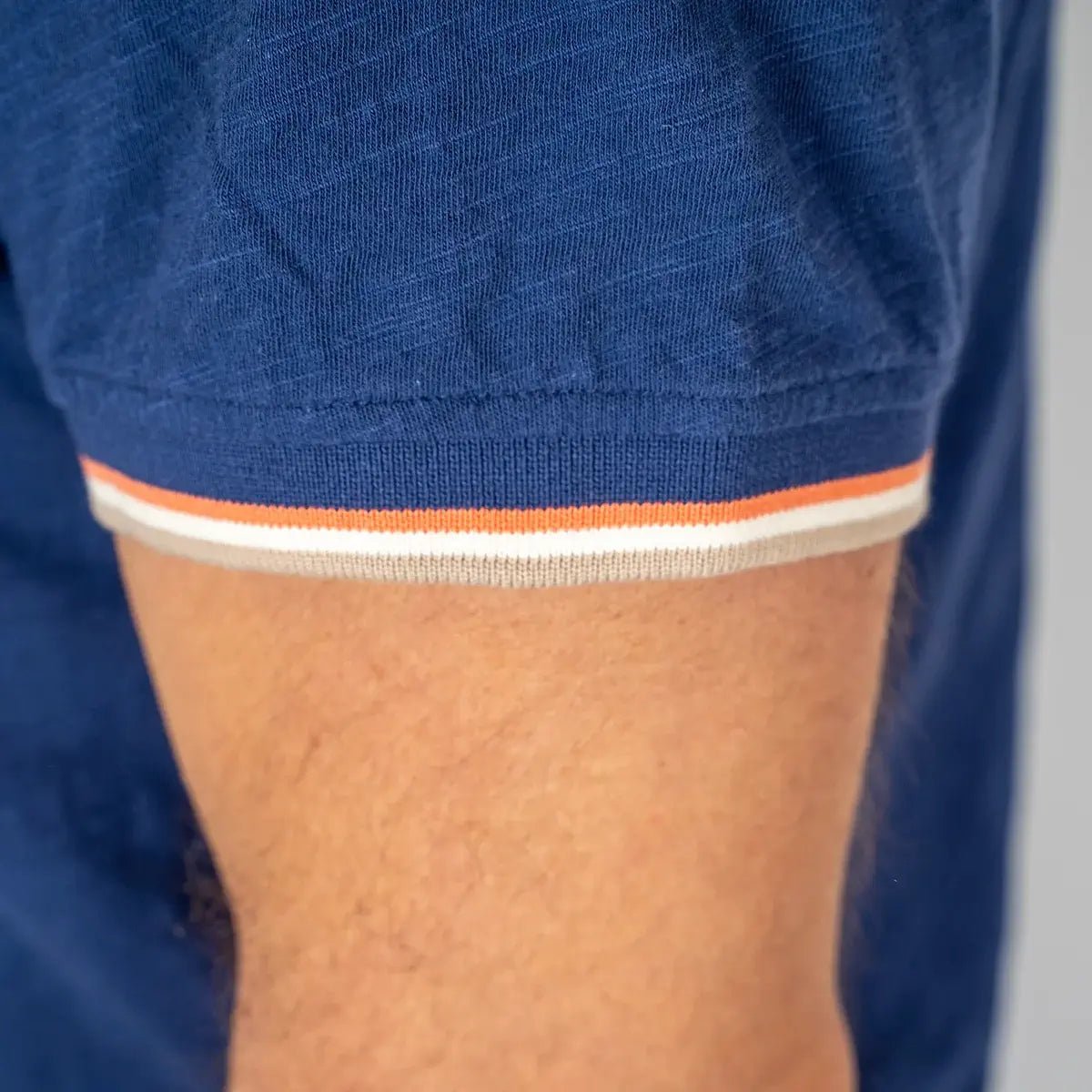 Polo slub bleu indigo col contrasté BACK to LEGEND (zoom sur le bord de manchel)