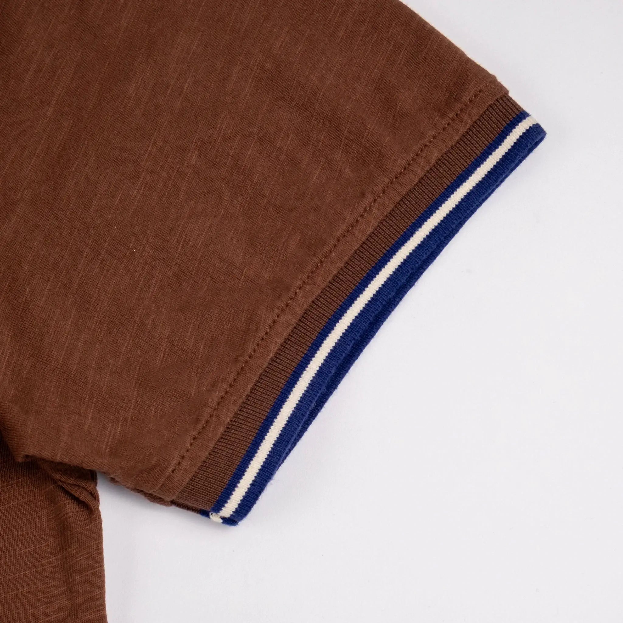 Polo slub marron col contrasté BACK to LEGEND (zoom bord de manche)