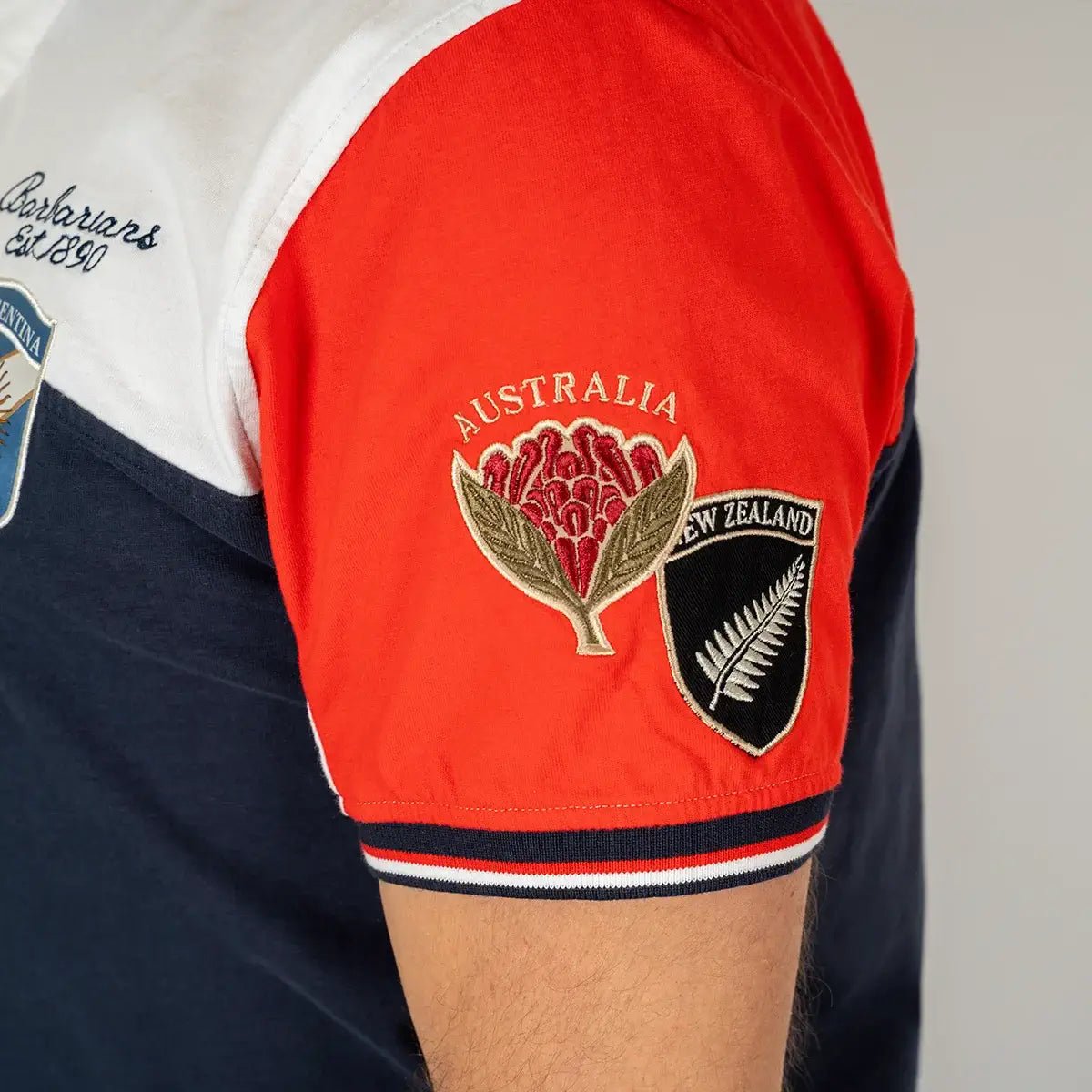 Polo tricolore multi-pays Barbarians BACK to LEGEND (zoom épaule gauche)