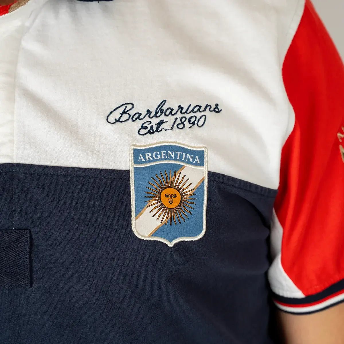 Polo tricolore multi-pays Barbarians BACK to LEGEND (zoom poitrine)