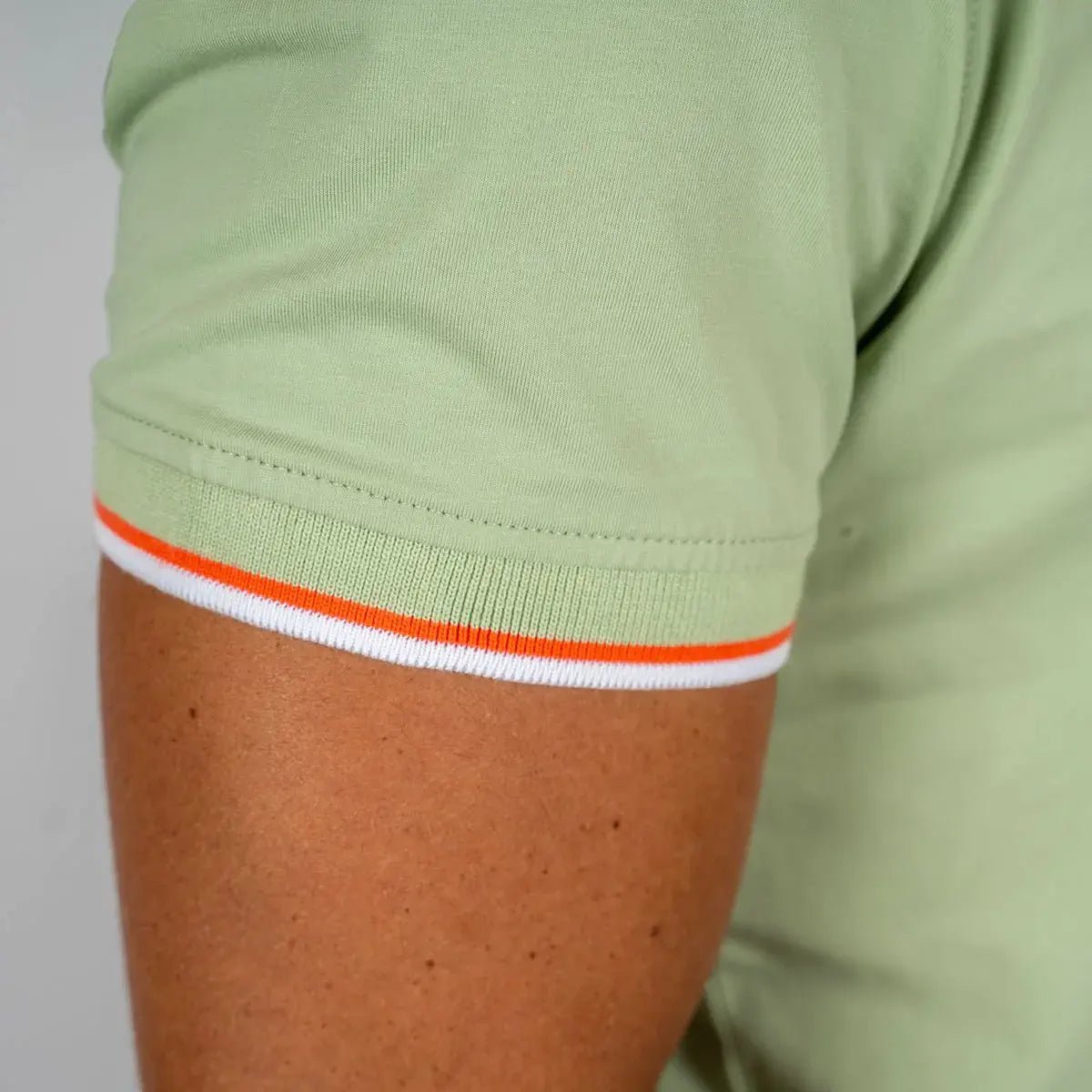 Polo homme vert amande en jersey élasthanne Blacks Legend (zoom sur la manche)
