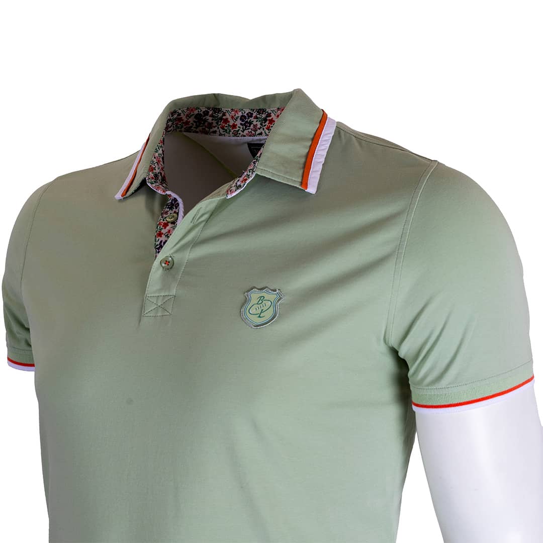 Polo homme vert amande en jersey élasthanne (zoom poitrine et col)