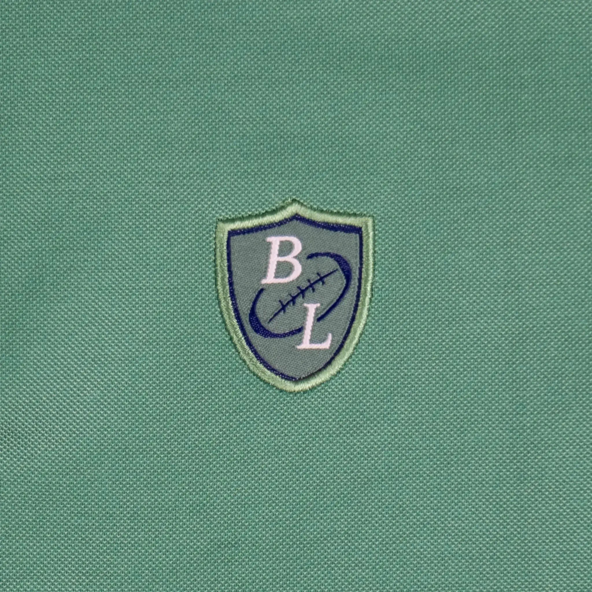 Polo homme vert au col rayé contrasté BACK to LEGEND (zoom sur le badge poitrine)