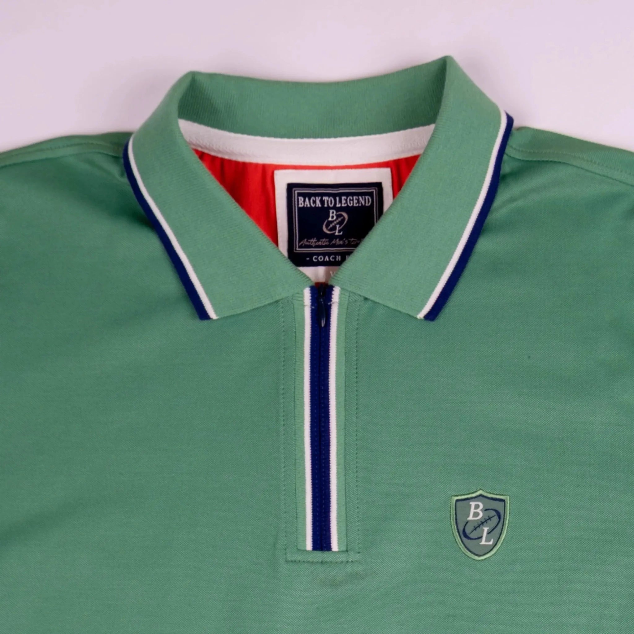Polo homme vert au col rayé contrasté BACK to LEGEND (zoom sur le col)