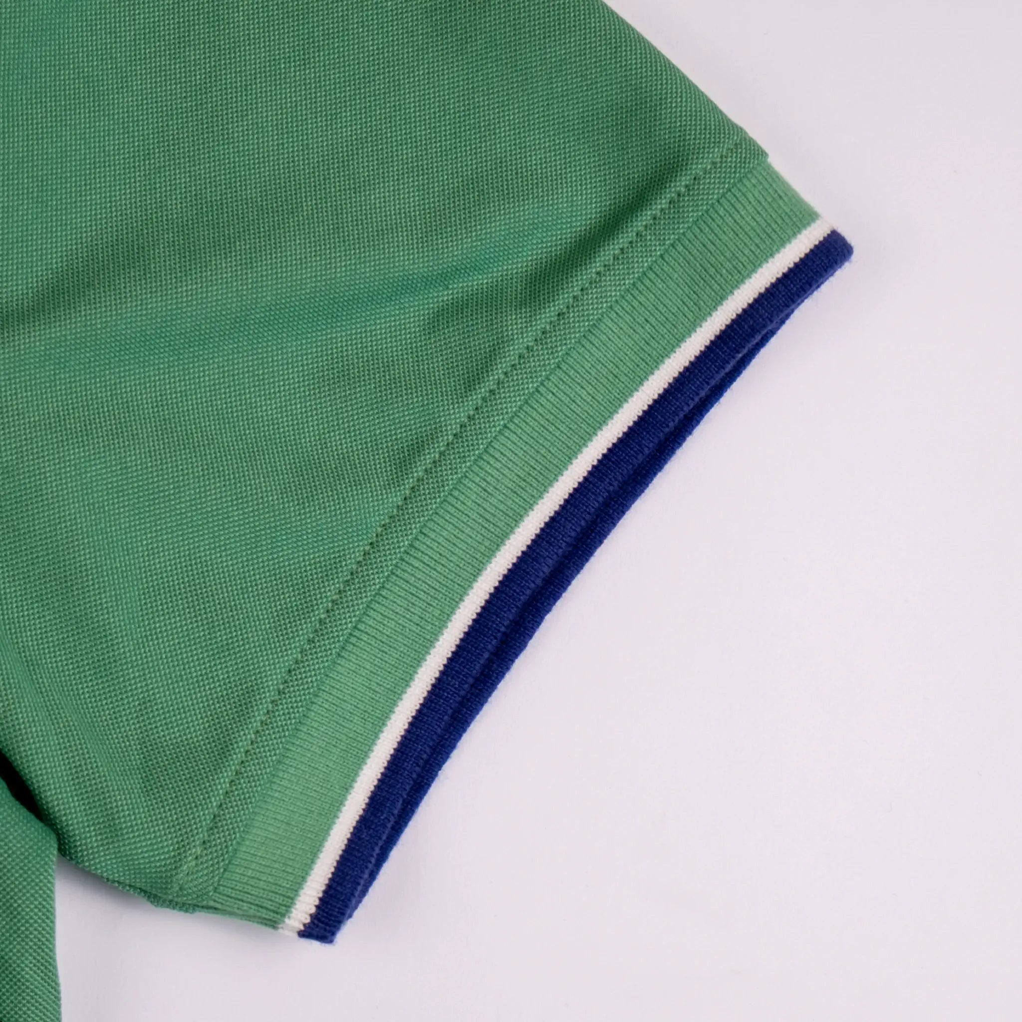 Polo homme vert au col rayé contrasté BACK to LEGEND (zoom sur le bord de manche)