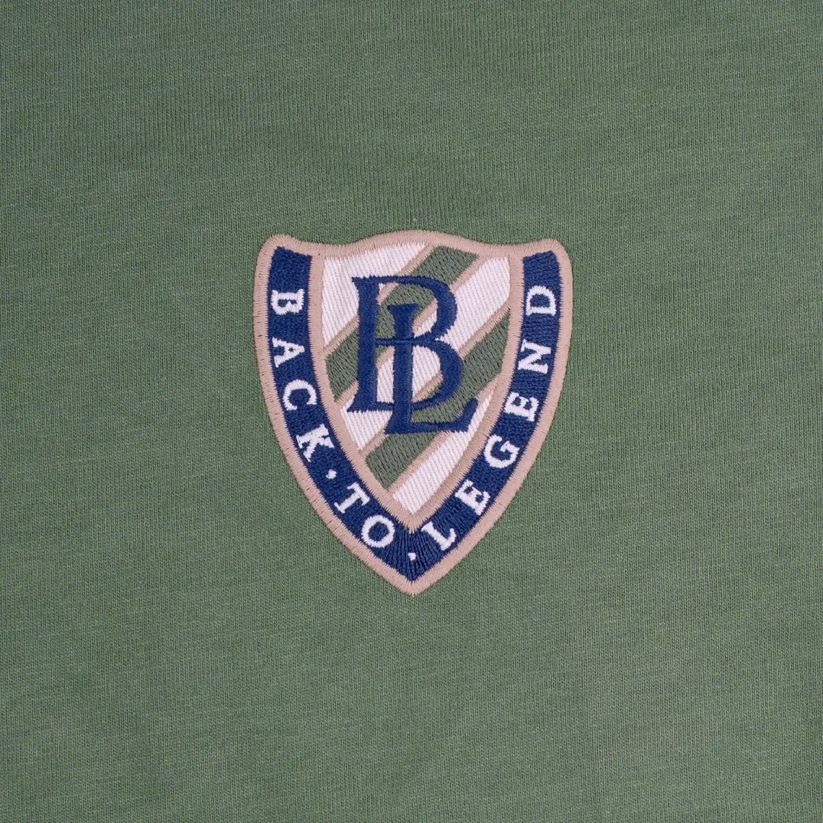 Polo vert en coton jersey effet peau de pêche BACK to LEGEND (zoom badge poitrine)