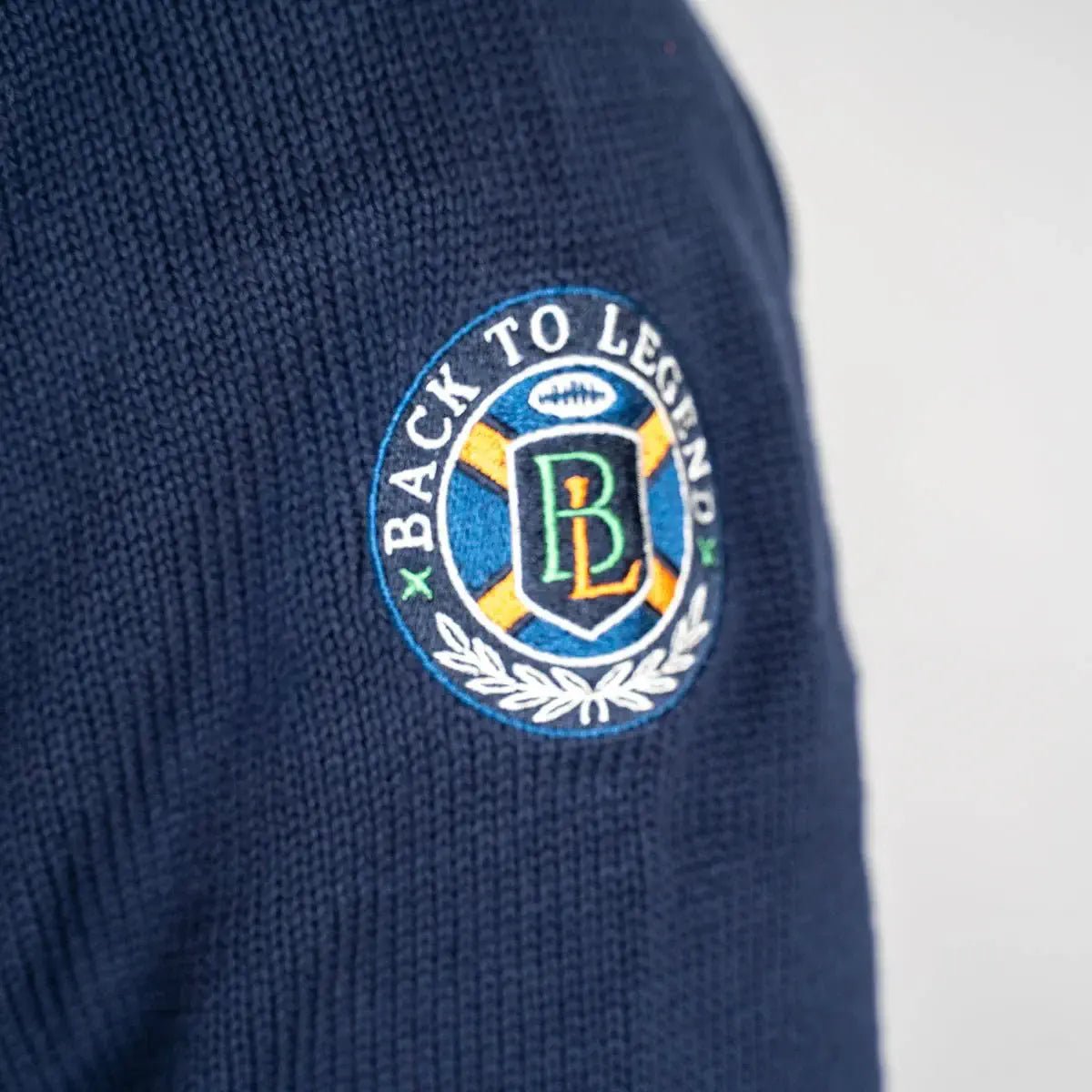 Pull bleu full zip torsadé pour homme BACK to LEGEND (zoom sur le badge brodé)