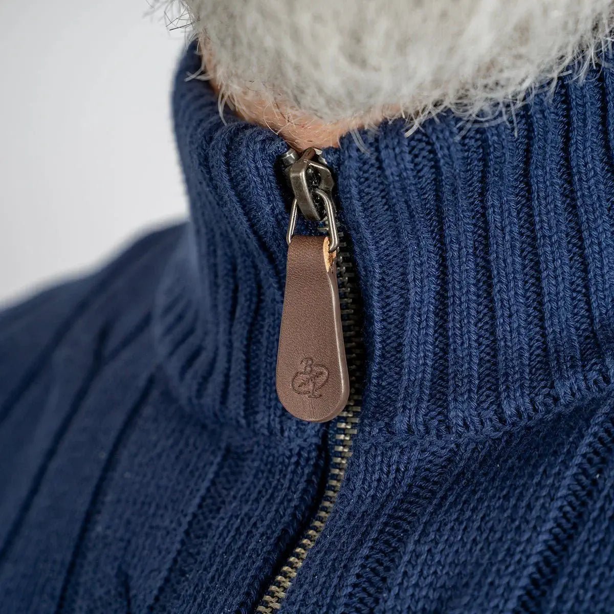 Pull bleu full zip torsadé pour homme BACK to LEGEND (zoom sur le col)