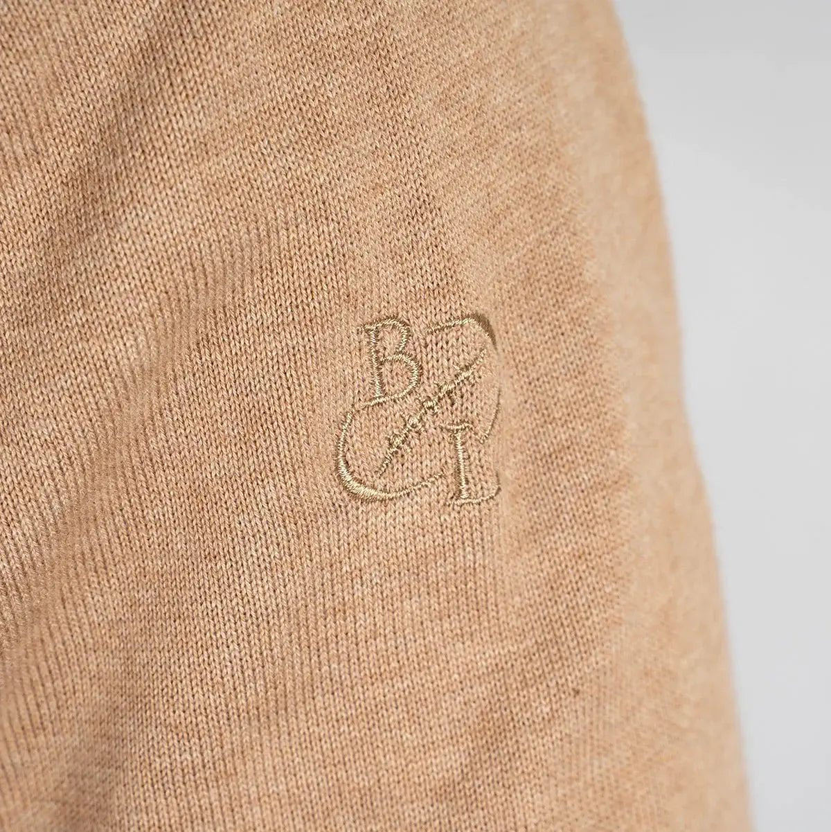 Pull col camionneur beige clair en coton et cachemire BACK to LEGEND (zoom broderie)