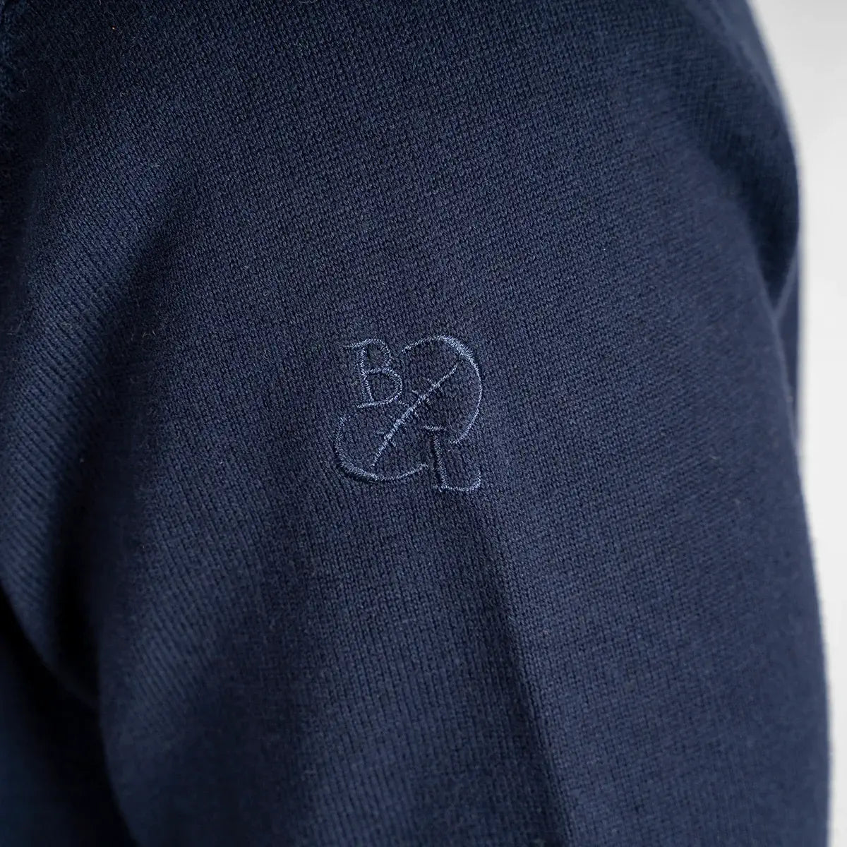 Pull col camionneur bleu marine en coton et cachemire BACK to LEGEND (zoom sur la broderie)