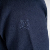 Pull col camionneur bleu marine en coton et cachemire BACK to LEGEND (zoom sur la broderie)
