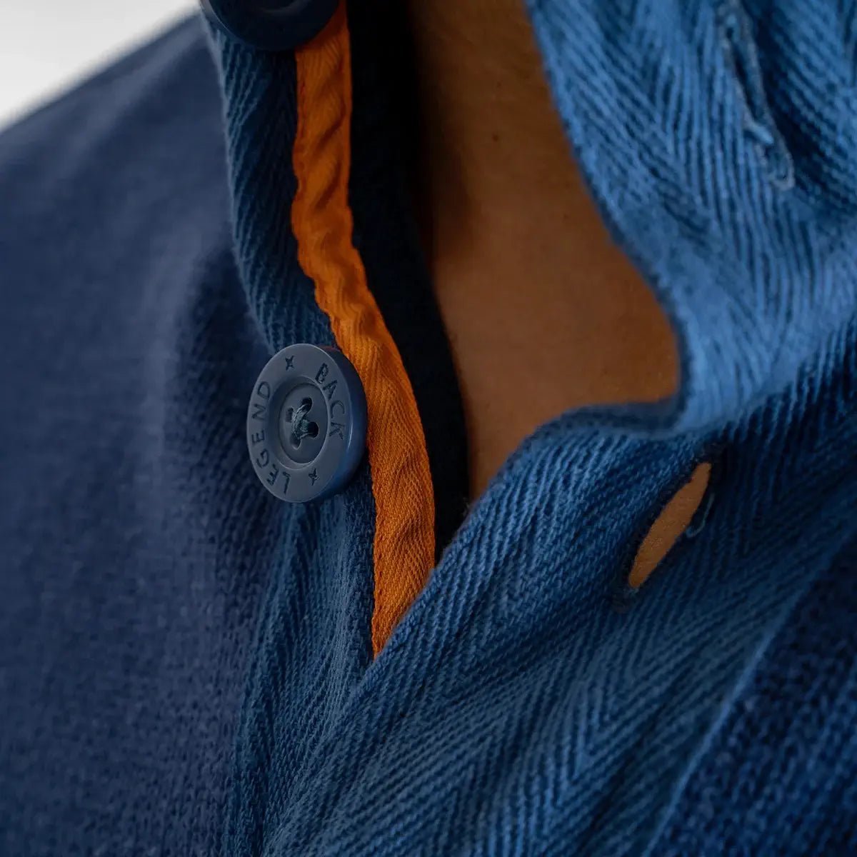 Pull camionneur boutonné bleu pour hommes BACK to LEGEND (zoom col et boutons ton sur ton)
