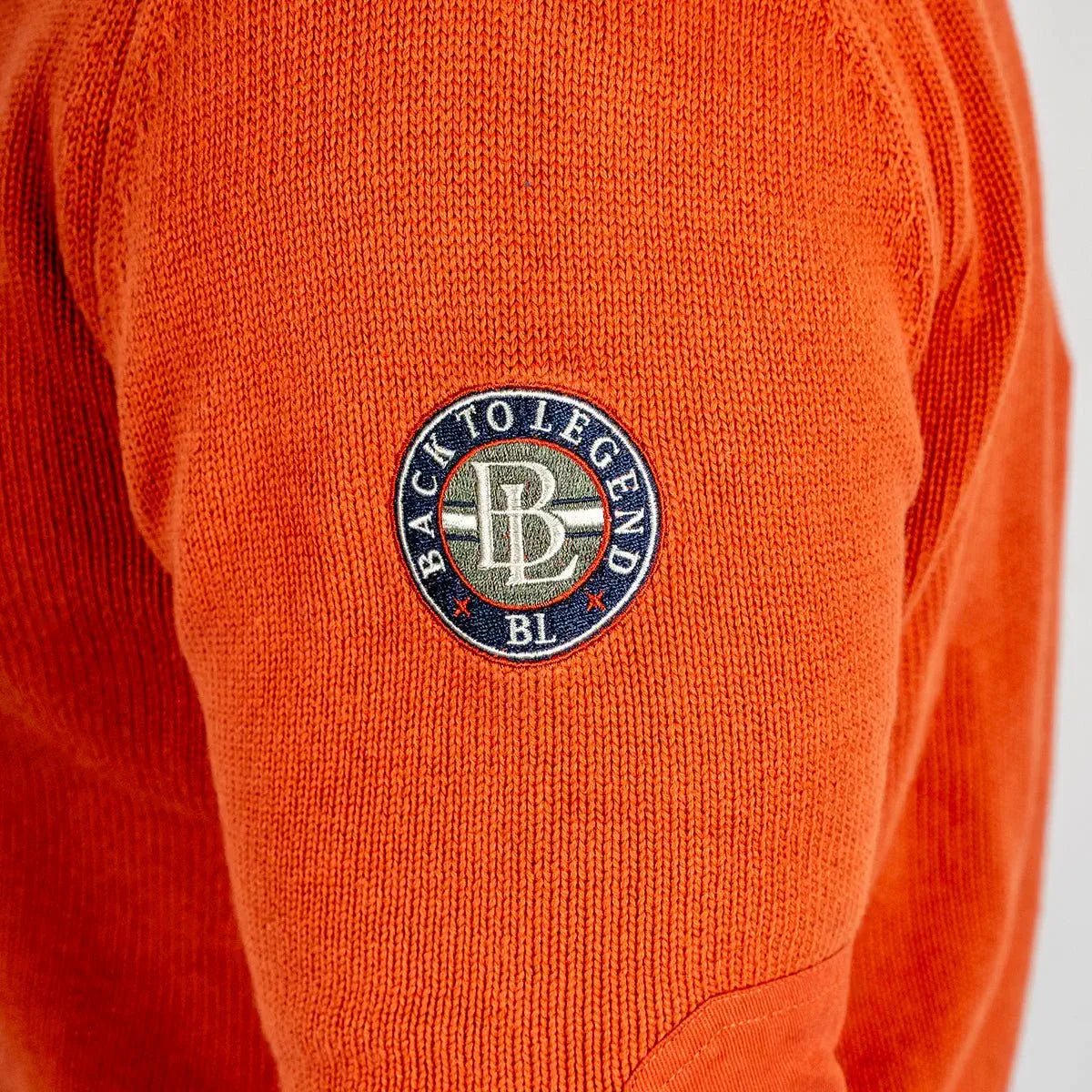 Pull camionneur boutonné orange pour hommes BACK to LEGEND (zoom badge sur la manche)