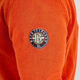 Pull camionneur boutonné orange pour hommes BACK to LEGEND (zoom badge sur la manche)