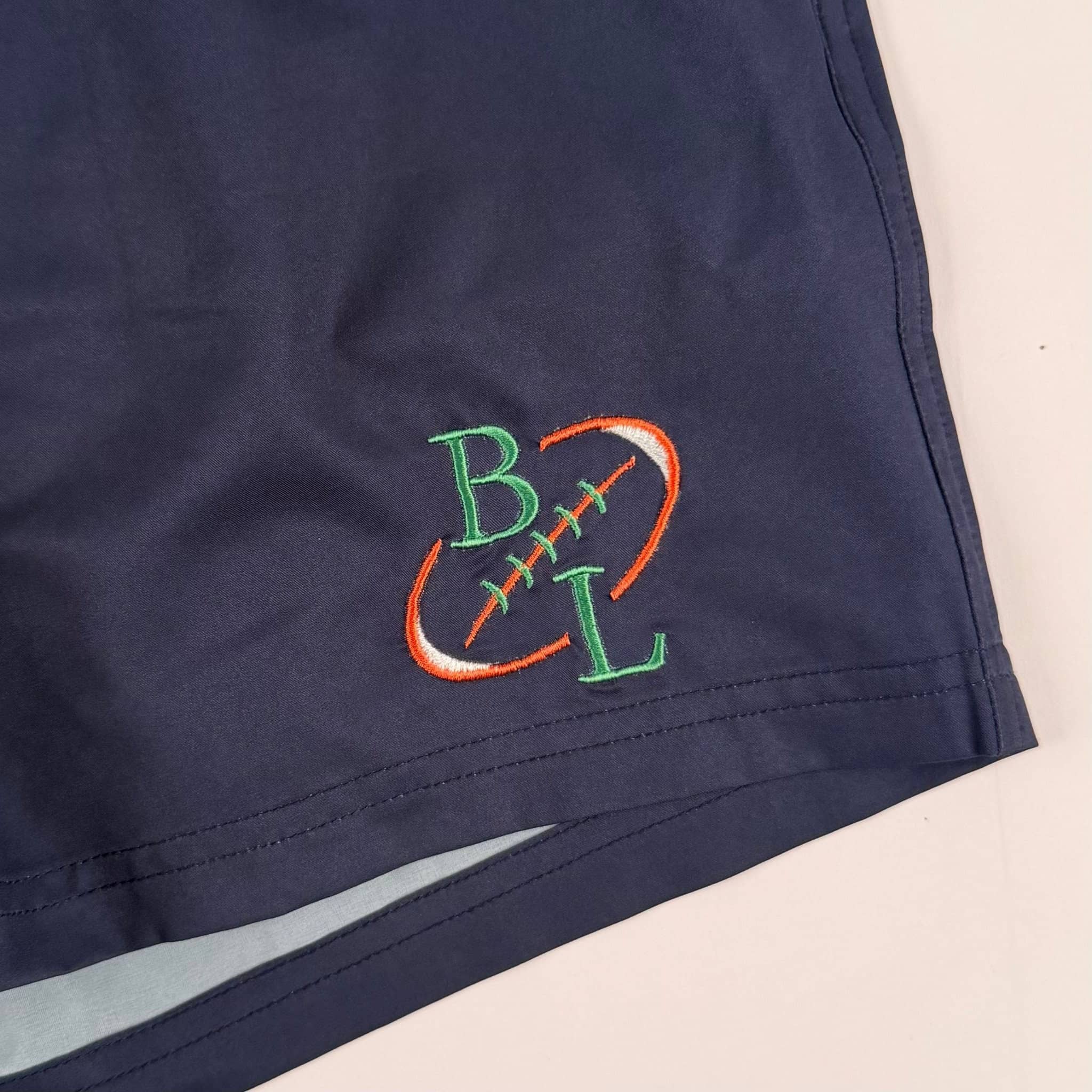 Short de bain BACK TO LEGEND tricolore marine/orange/vert pour homme (zoom broderie signature)
