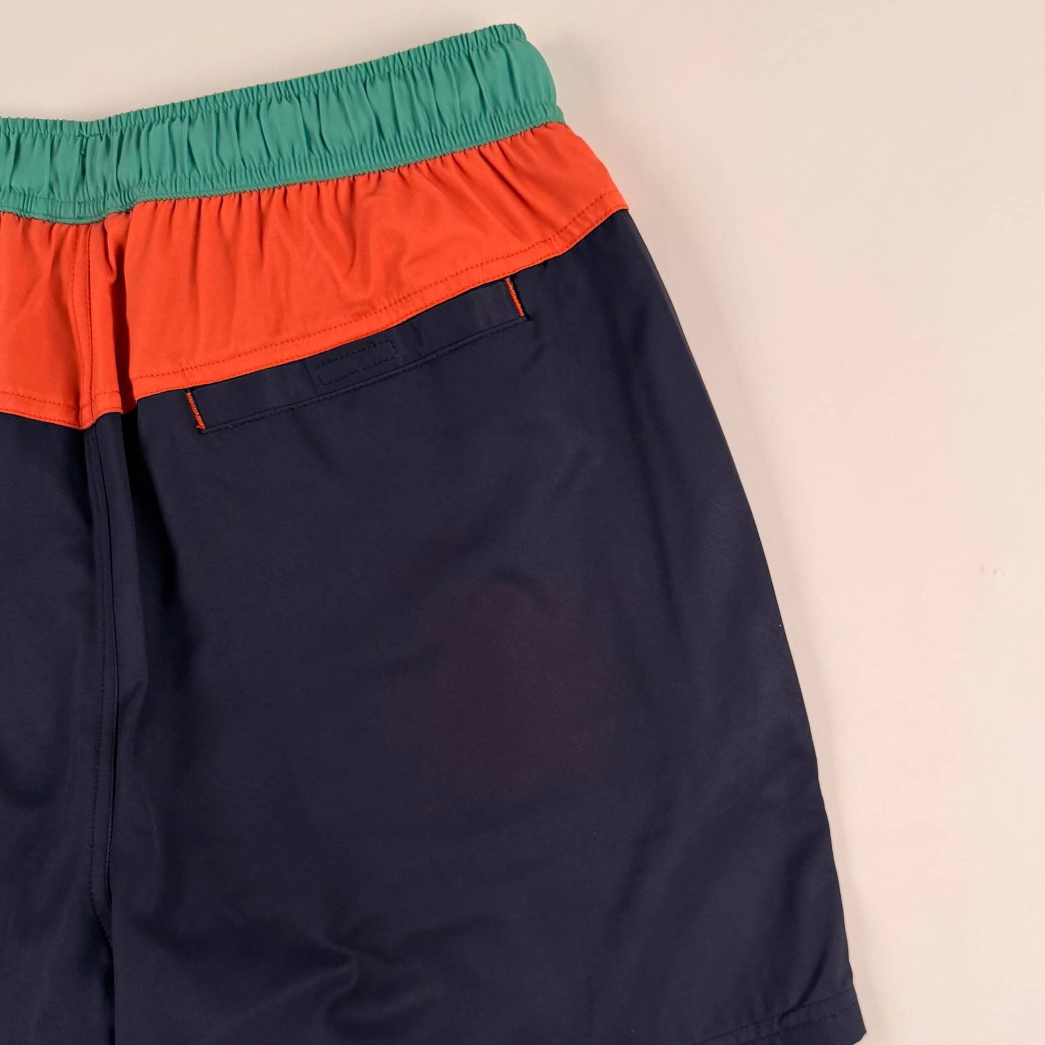 Short de bain BACK TO LEGEND tricolore marine/orange/vert pour homme (zoom poche arrière)