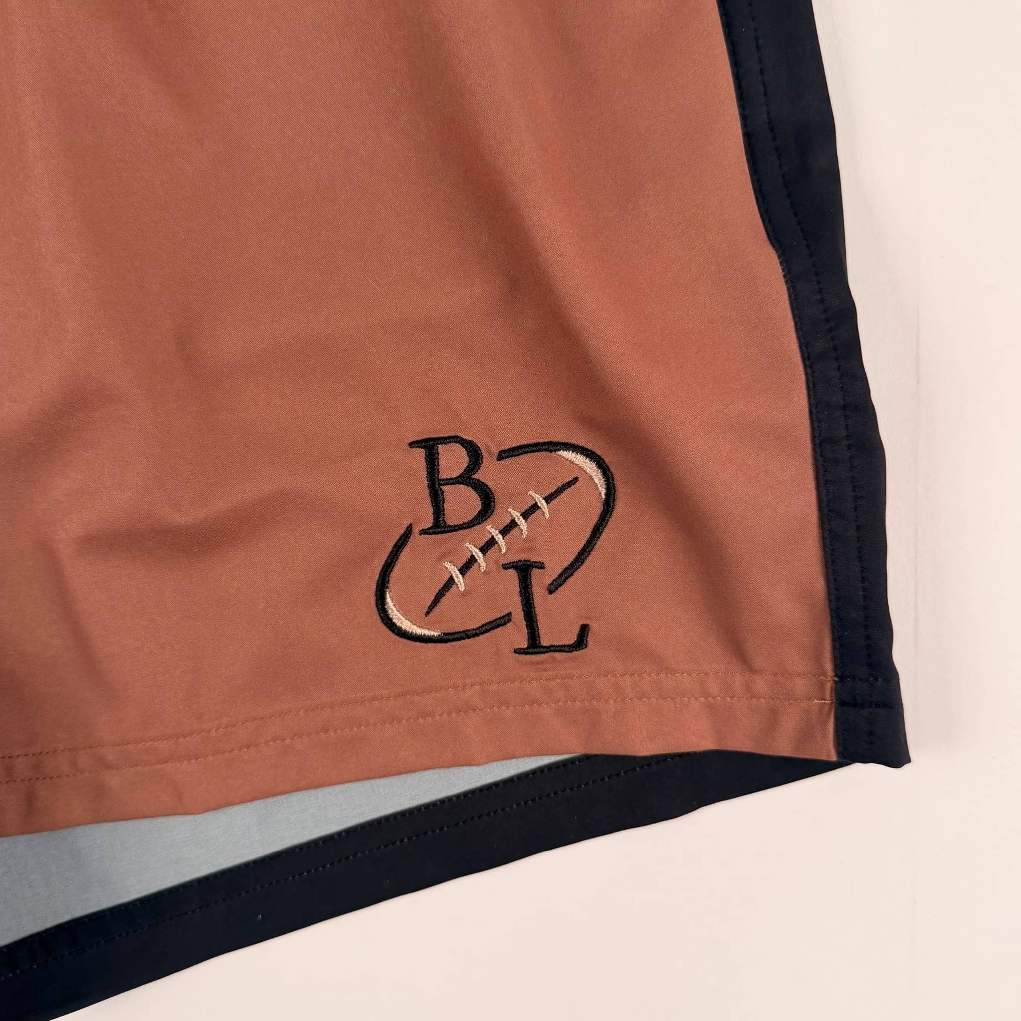 Short de bain BACK TO LEGEND bicolore marron/noir pour homme (zoom broderie signature)