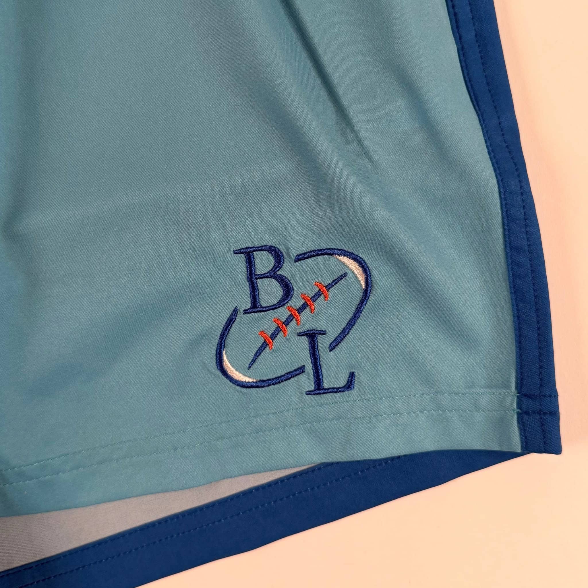 Short de bain BACK TO LEGEND tricolore turquoise/bleu/orange pour homme (zoom broderie signature)
