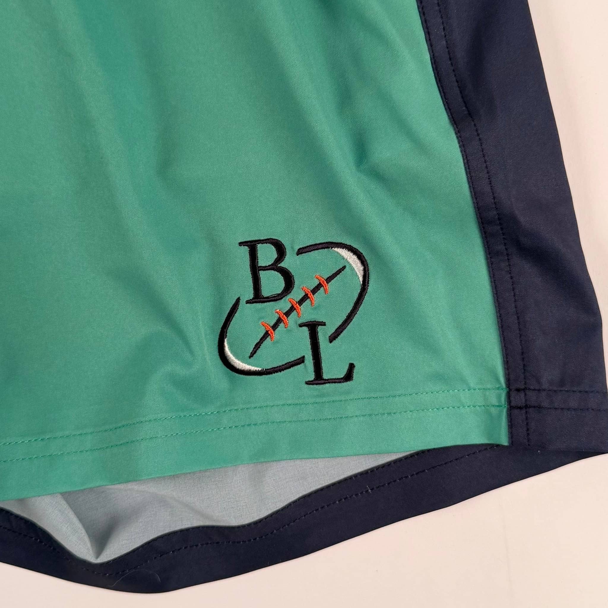 Short de bain BACK TO LEGEND tricolore vert/marine/orange pour homme (zoom broderie signature)