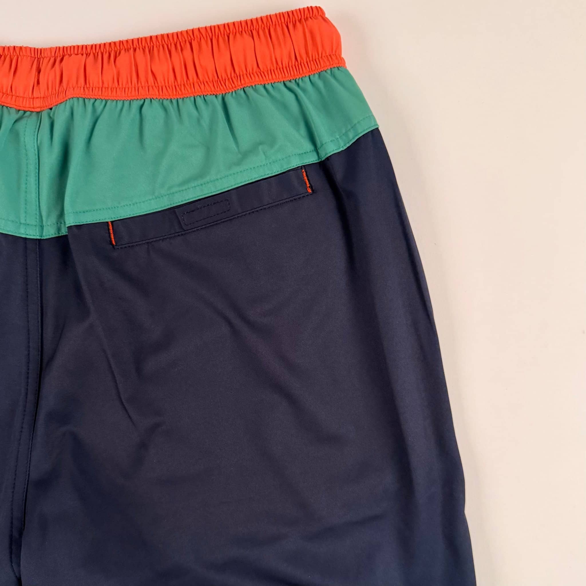 Short de bain BACK TO LEGEND tricolore vert/marine/orange pour homme (zoom poche arrière)