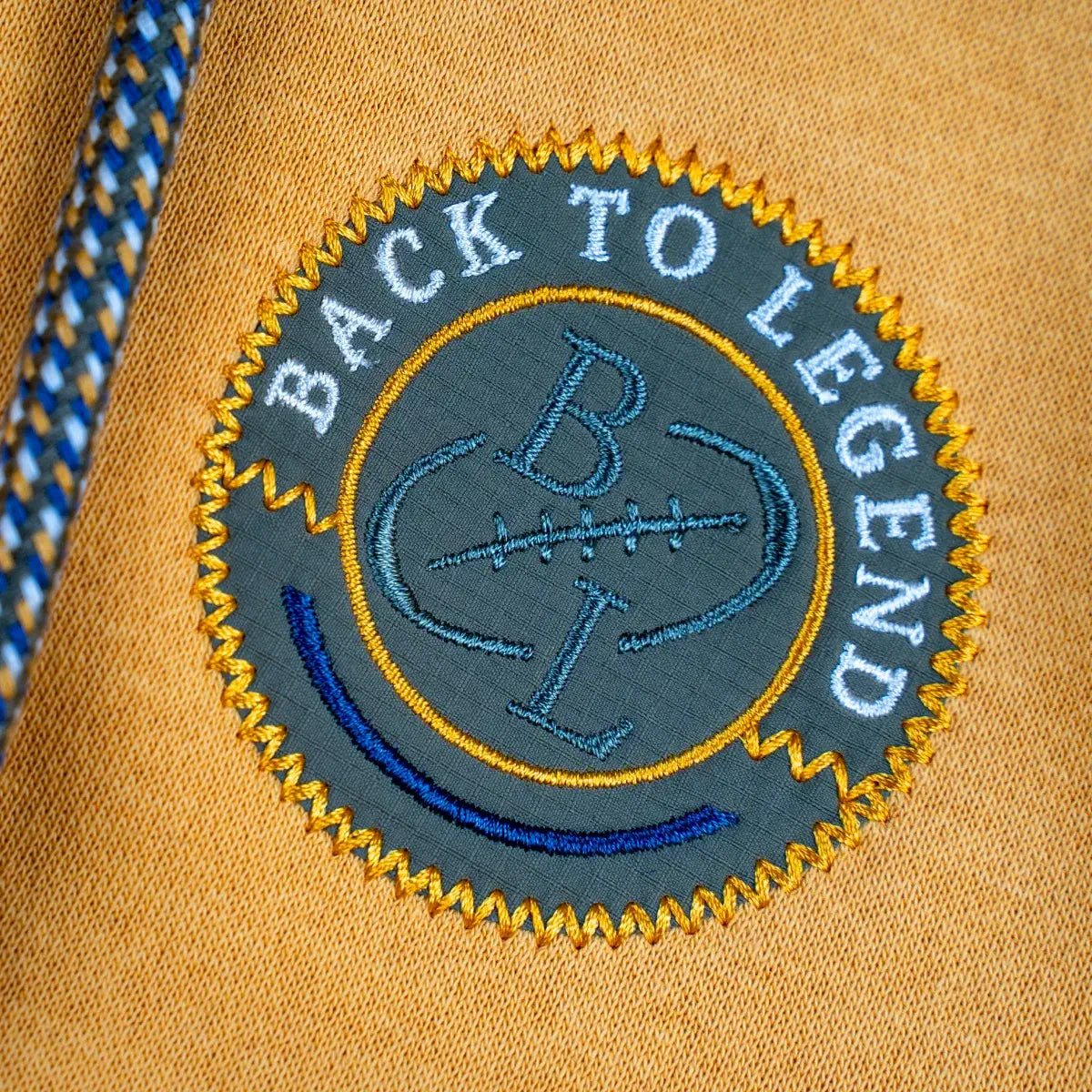 Sweat à capuche jaune full zip pour homme BACK to LEGEND (zoom badge poitrine)