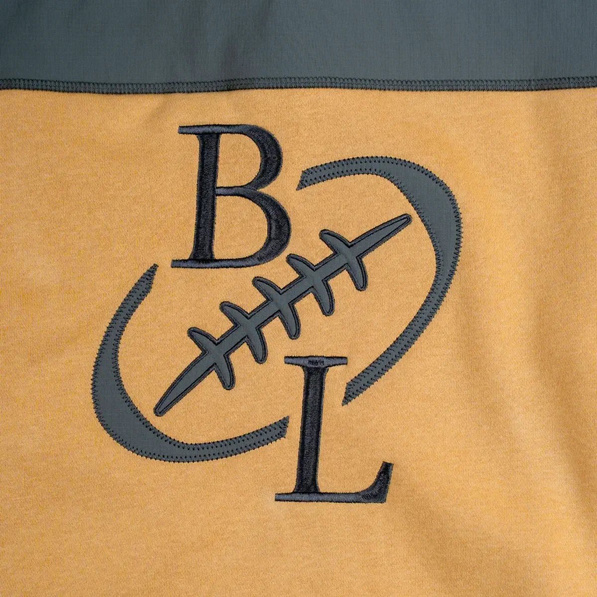 Sweat à capuche jaune full zip pour homme BACK to LEGEND (zoom broderie dorsale)