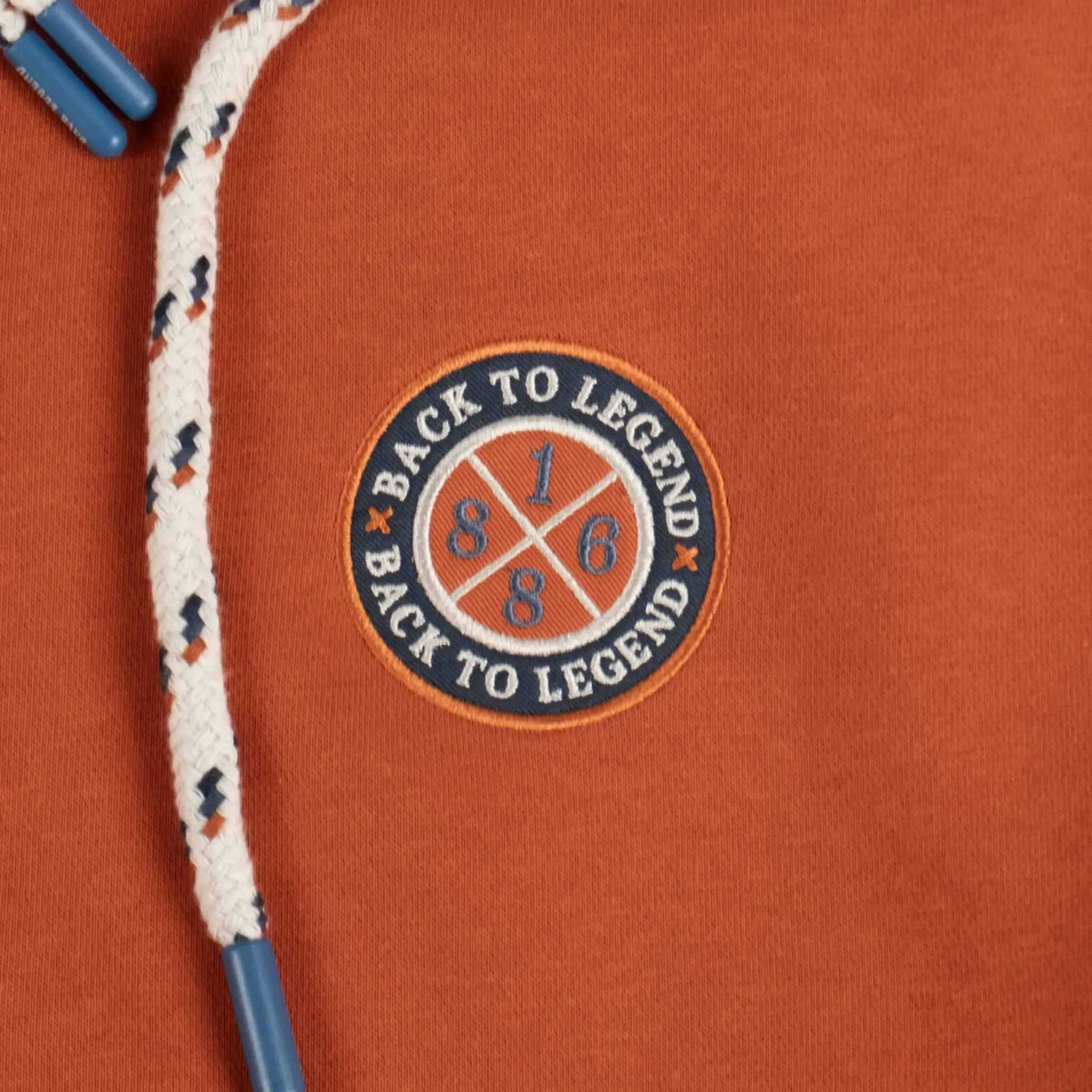 Sweat à capuche orange full zip pour homme BACK TO LEGEND (zoom badge rond)