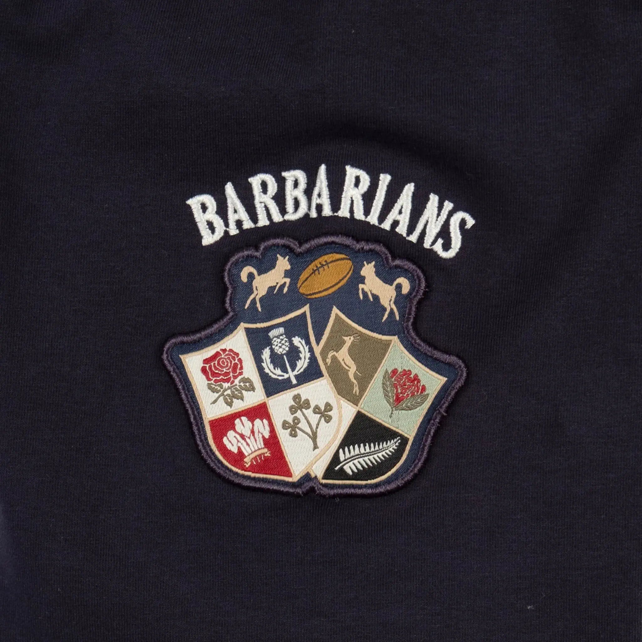 Sweat Barbarians bleu marine col rond BACK TO LEGEND (zoom badge manche)